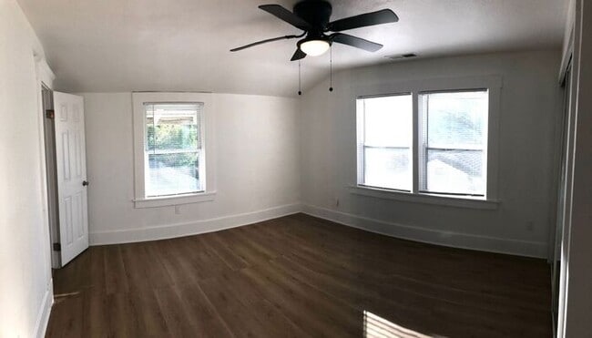 Building Photo - Two Story Home - 7 Bedrooms and 4 Bathroom...