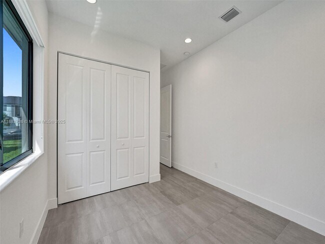 Building Photo - 5736 SW 104th Terrace