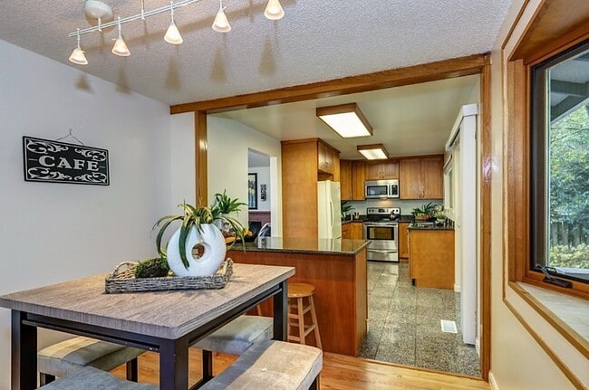 Building Photo - Spacious Redmond 3 BR Home - Close to Parks and Microsoft