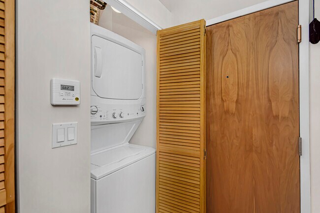 Building Photo - 1500 W Monroe St