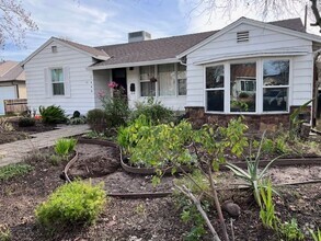 Building Photo - Adorable South Land Park home with fresh p...