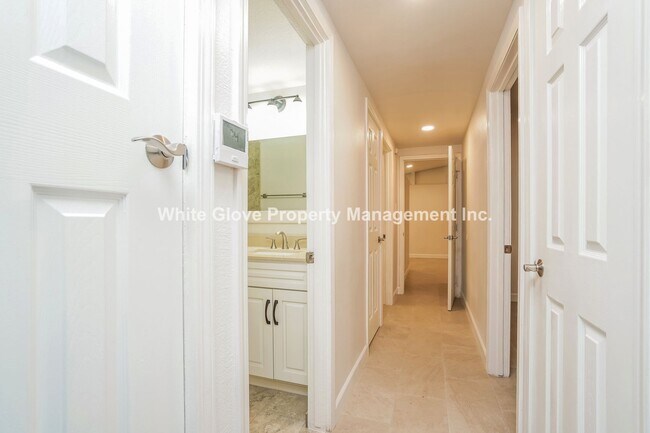 Building Photo - Spacious 4-Bed, 2-Bath Home with Large Bac...