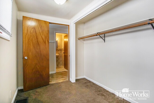 Building Photo - Adorable 2 Bed, 1.5 Bath with Covered Porch and Mudroom