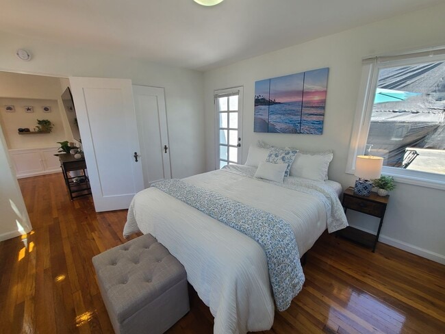 Building Photo - Charming 2 Bed 1 bath "fully furnished mon...