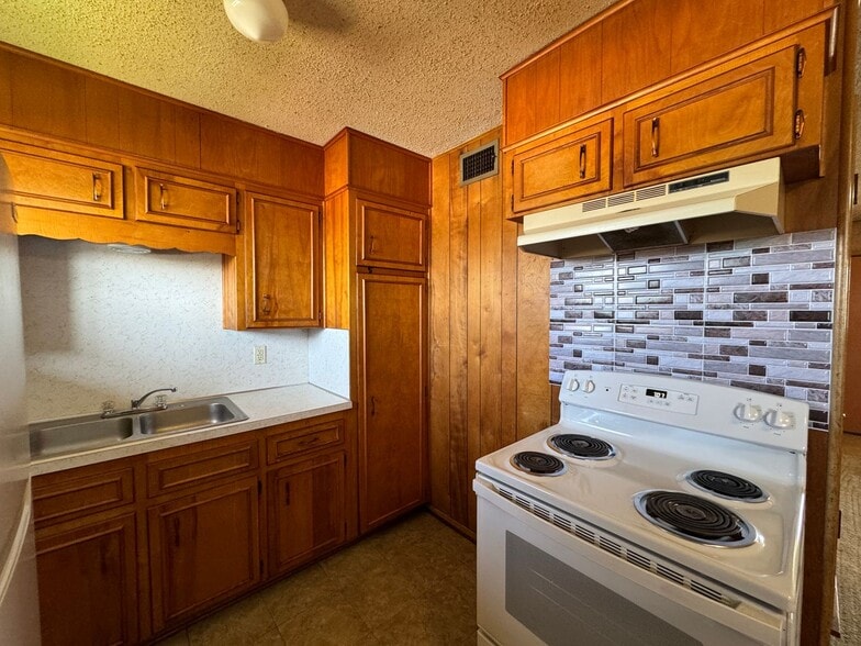 Building Photo - 805 W Hallmark Ave