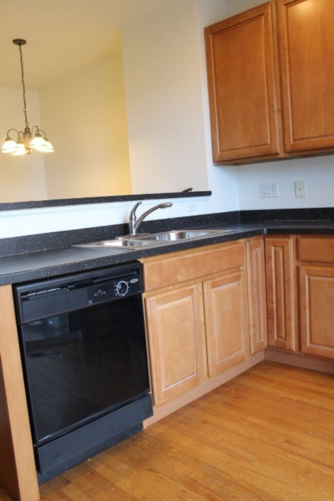 Building Photo - Beautiful 3 BR/3 1/2 BA Townhouse in Stonegate!!