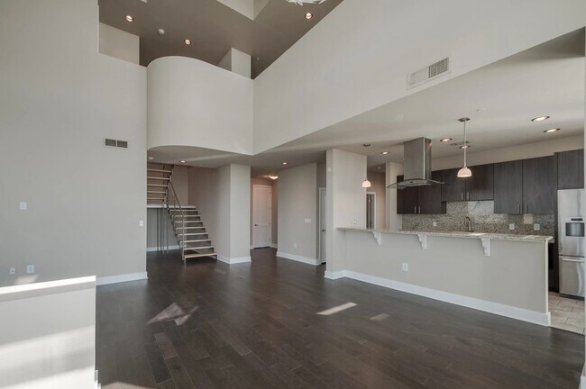 Building Photo - Luxury Meets Location – Prime 1 Bed Near H...