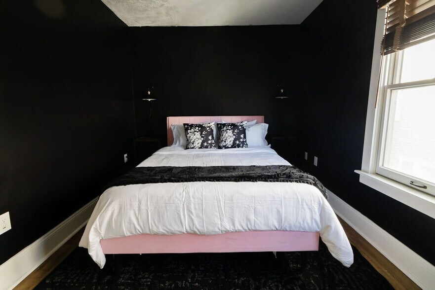 Building Photo - 1501 E 105th St