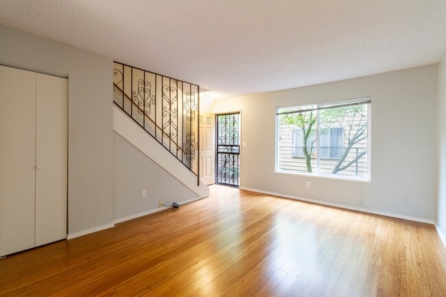 Building Photo - becju03