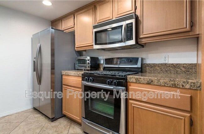 Building Photo - 243 Riverdale Ct