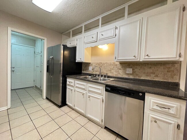 Building Photo - 1404 E Vardeman Ave