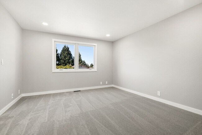 Building Photo - Inviting Everett Home Featuring 3 Bedrooms, Fireplace, and Fully Fenced Backyard