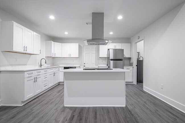 Building Photo - 306 S Schiller St