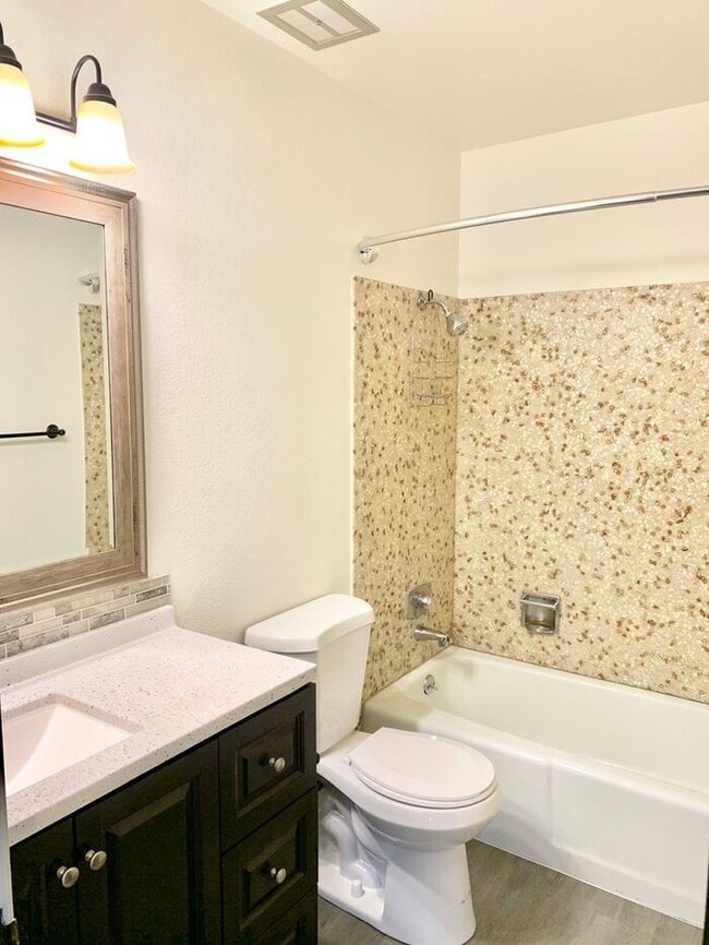 Building Photo - Large Two-Bedroom Apartment with Private H...