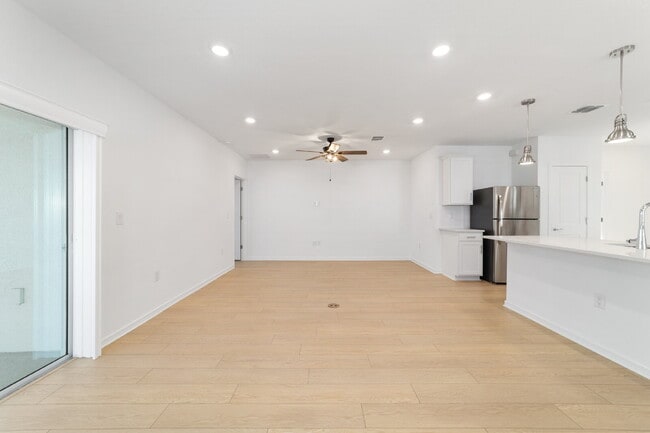 Building Photo - Live the Resort Lifestyle You’ve Been Waiting For in Stone Creek!