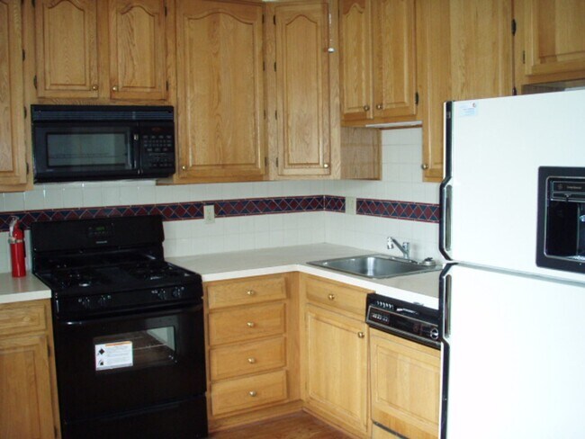 Building Photo - Classic 4 Bed 3.5 Bath Brick Townhome With...