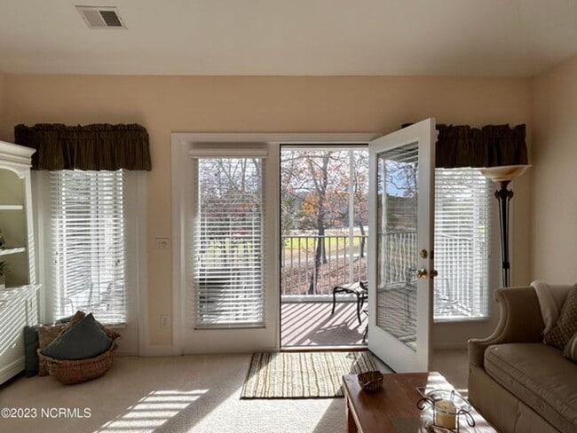 Building Photo - Furnished 3 Bedroom, 2 Bathroom in Sea Tra...