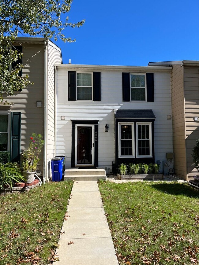 Building Photo - Beautiful 2 Bedrooms 2.5 Bathroom luxury 3 level Townhouse location in the Rockburn Commons Commu...