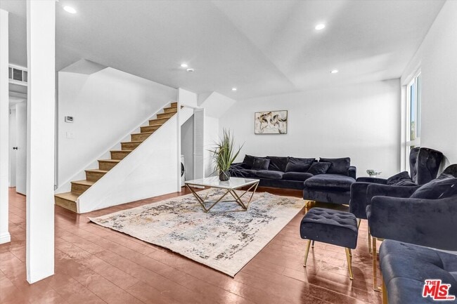 Building Photo - 6155 Reseda Blvd