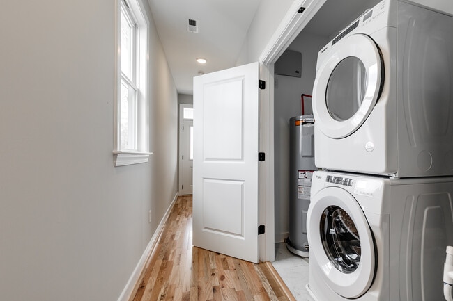 Building Photo - 313 W 26th St