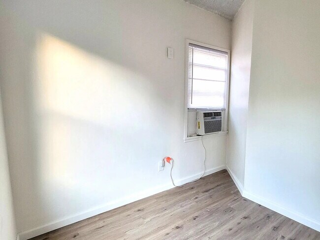 Building Photo - Nice and comfortable home
