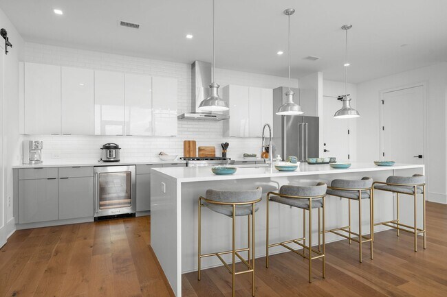 Building Photo - Premier Penthouse Suite at Seven 88 West Midtown-