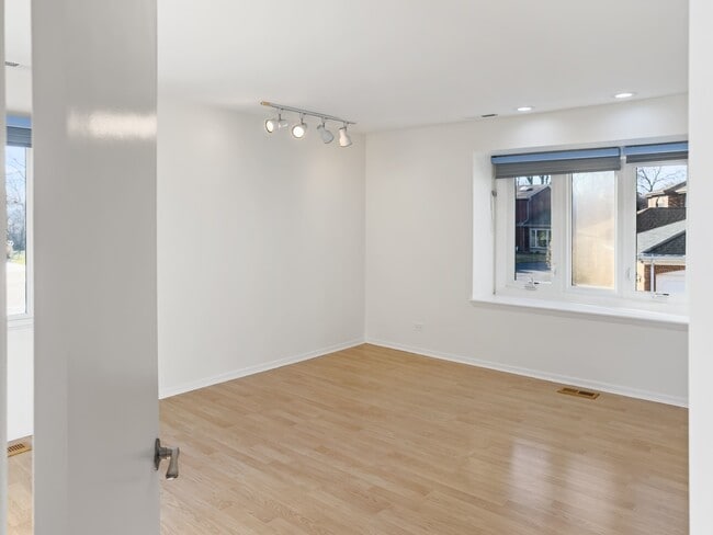 Building Photo - 3320 Lakewood Ct