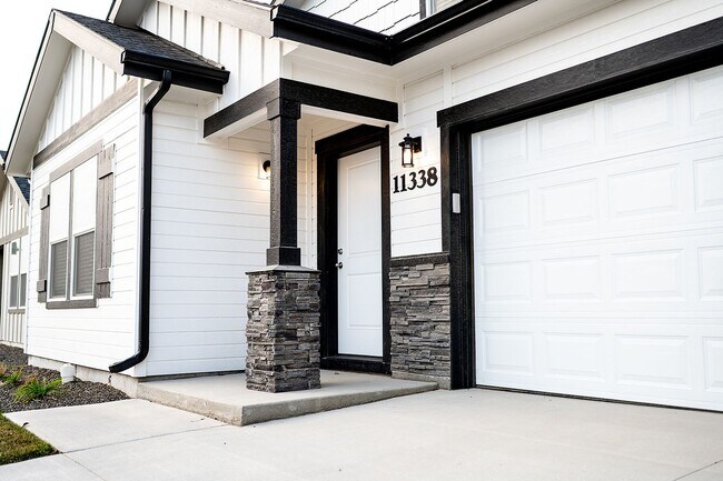 Building Photo - 4 bed 2 bath with bonus room