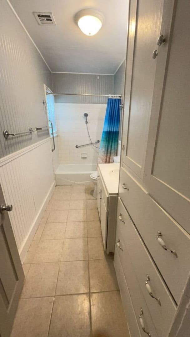 Building Photo - 512 W Oak Ave