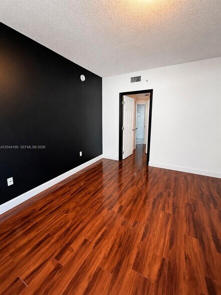 Building Photo - 17145 N Bay Rd