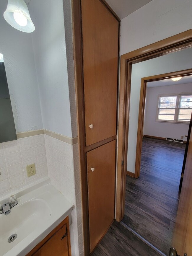 Building Photo - 3 Bedroom House with Large Garage