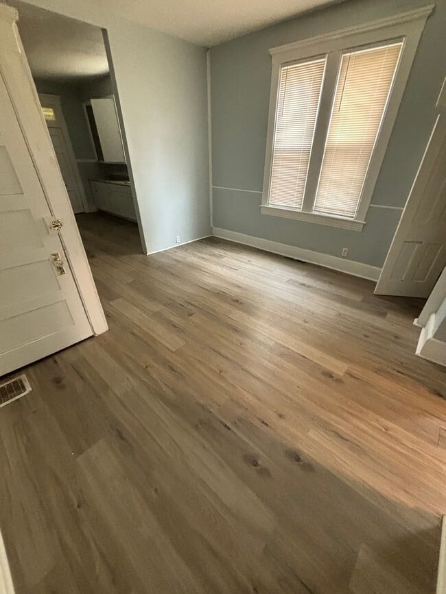 Building Photo - 2BD / 1BA Duplex