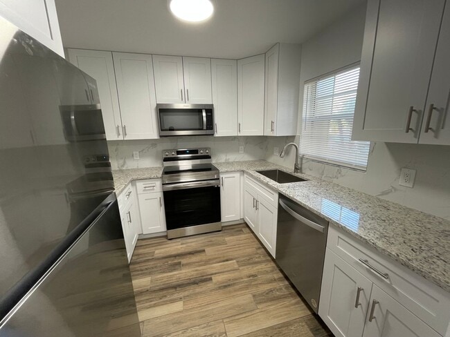 Building Photo - ANNUAL RENTAL - VISTAS AT HERITAGE BAY - 2 BED + DEN/ 2.5 BATH TOWNHOUSE
