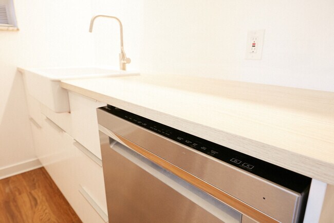 Building Photo - 909 Concordia Ln