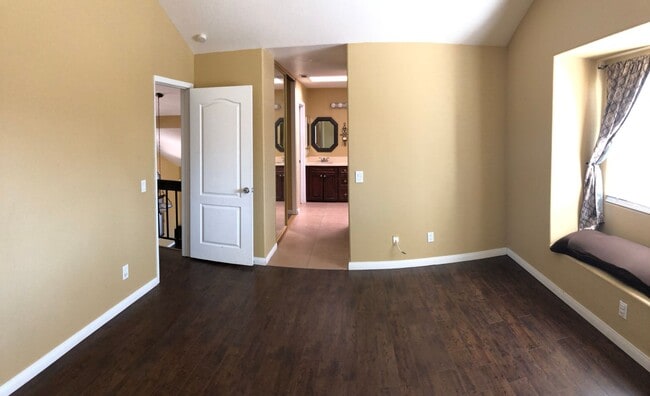 Building Photo - Beautiful 4 bedroom / 3 bathroom Heritage Home with Pool, Spa and Solar!