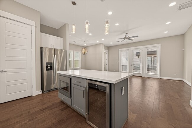 Building Photo - 2010 St Charles St