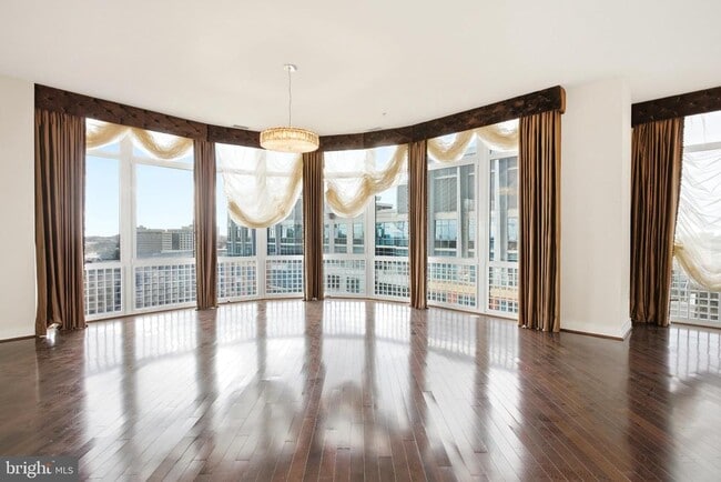 Building Photo - 8220 Crestwood Heights Dr