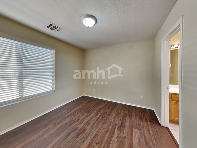 Building Photo - 2132 S Bernard