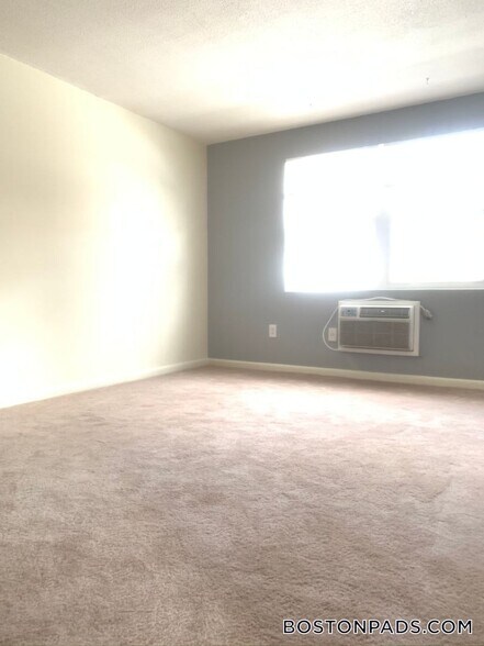 Building Photo - 71 Bernier St