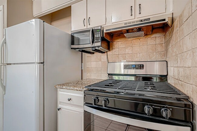 Building Photo - 7027 Inkberry Dr