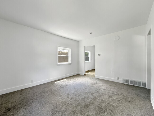 Building Photo - 3044 Hickory Grove Ave