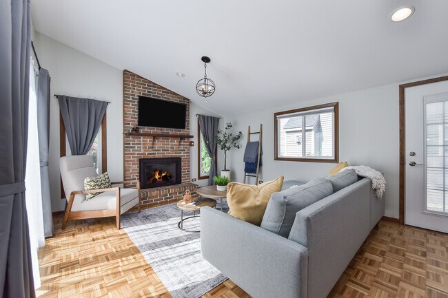 Building Photo - 303 Elm St