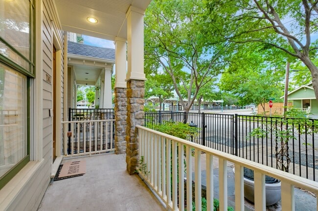 Building Photo - 1141 Louise St