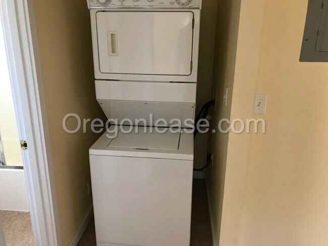 Building Photo - Blocks from UO! 2 bedroom 1 bath with in u...