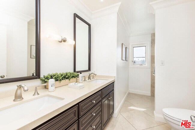 Building Photo - 17108 Oak View Dr