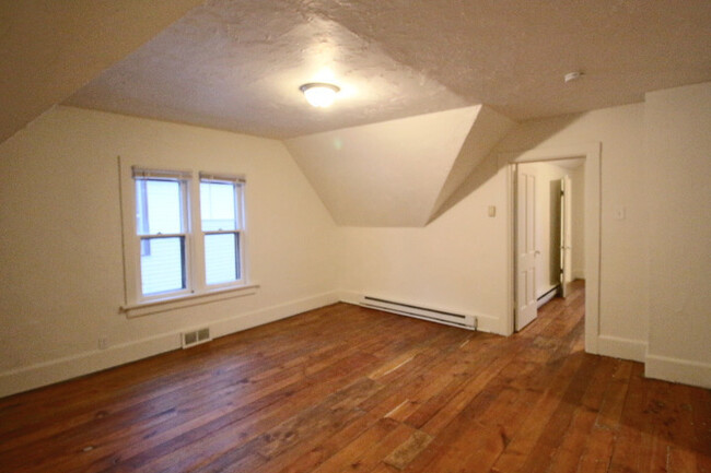 Building Photo - APPLY NOW! Huge, Pet-Friendly Home w/ Larg...