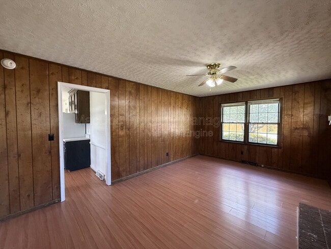 Building Photo - 1804 Sherwood Dr