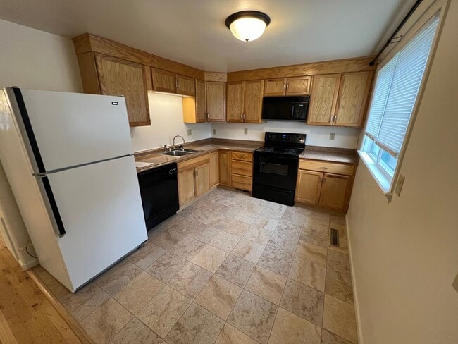 Building Photo - 1-2 Bedroom 1 Bath House with Garage, Newl...