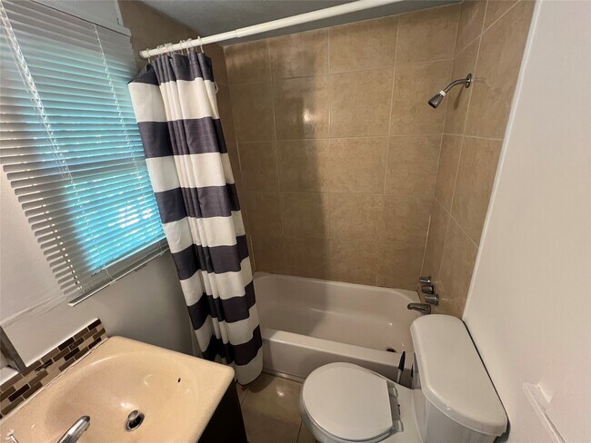 Building Photo - 1514 W 14th St