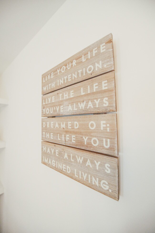 decor - 5534 Alcove Ave